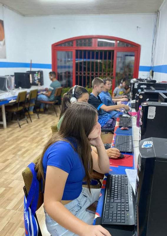Alunos estudando na CD-Easy